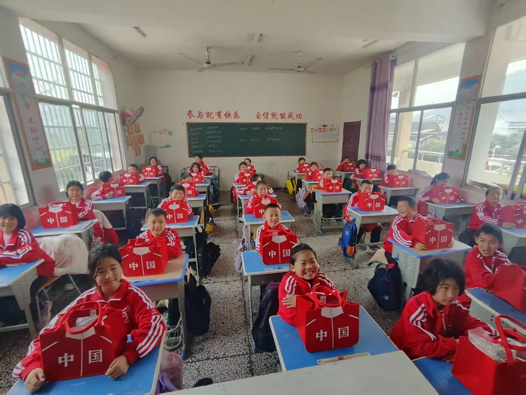 苦竹坪小学：校服暖童心 爱心助逐梦